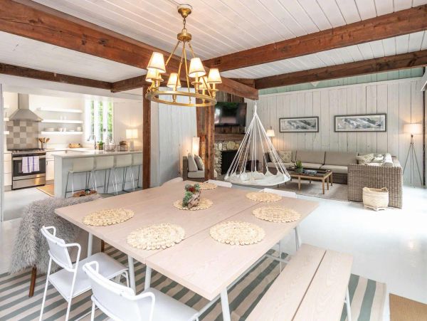 Cape Cod Home 994684