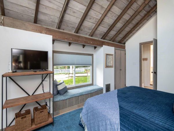 Cape Cod Home 994684