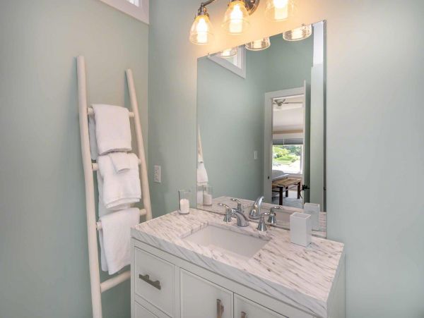Cape Cod Home 994684
