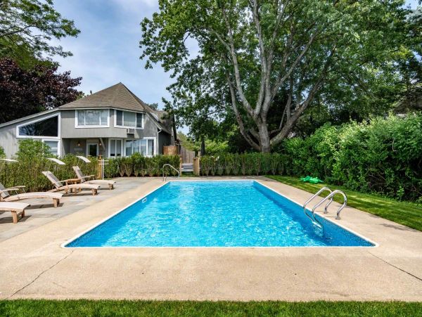 Cape Cod Home 994684