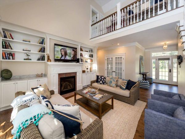 Cape Cod Home 994686