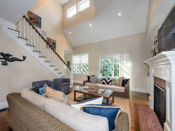 Cape Cod Home 994686