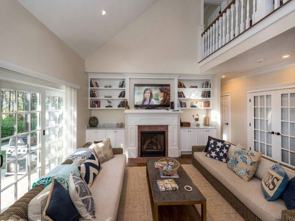 Cape Cod Home 994686