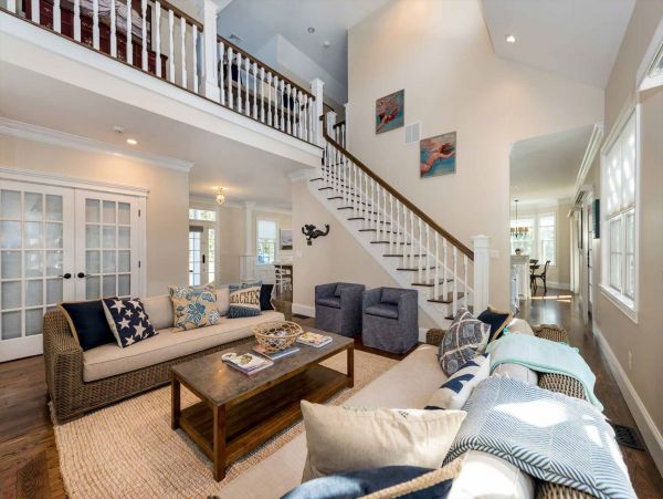 Cape Cod Home 994686