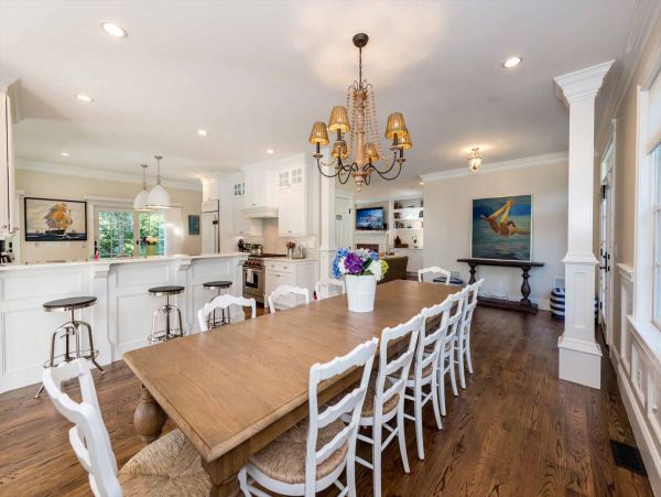 Cape Cod Home 994686