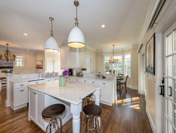Cape Cod Home 994686