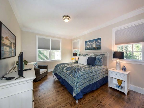 Cape Cod Home 994686