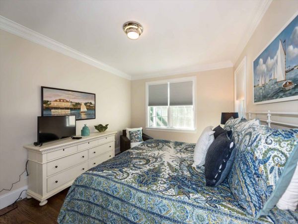 Cape Cod Home 994686