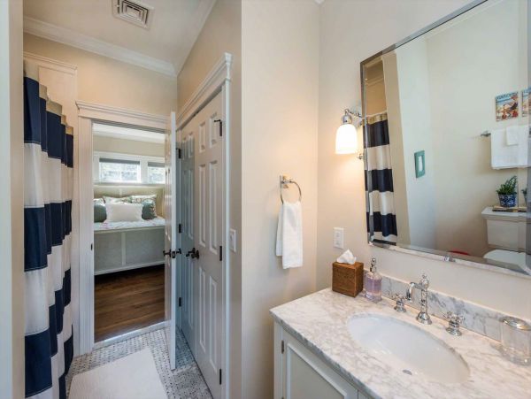 Cape Cod Home 994686