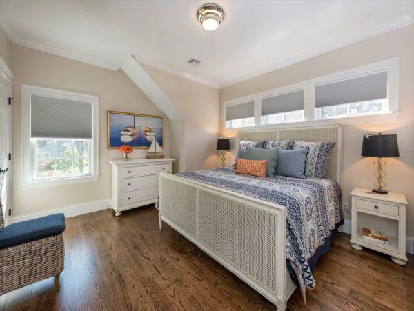 Cape Cod Home 994686