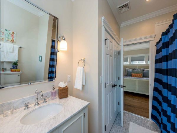 Cape Cod Home 994686