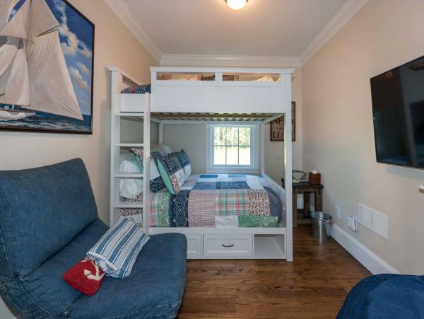 Cape Cod Home 994686