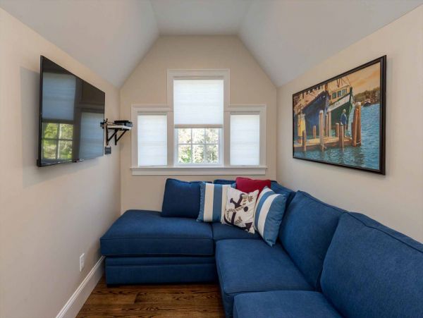 Cape Cod Home 994686