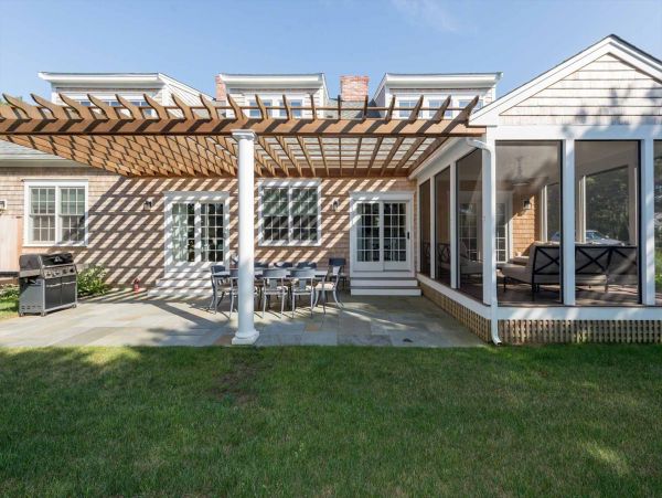 Cape Cod Home 994686