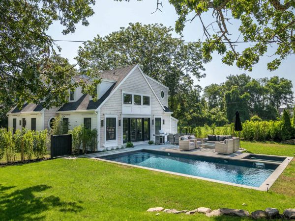 Cape Cod Home 994687