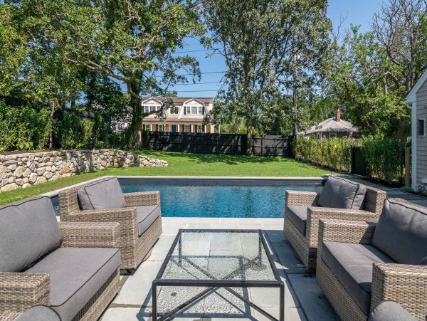 Cape Cod Home 994687