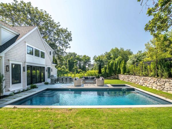 Cape Cod Home 994687