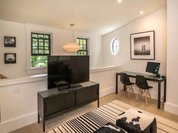 Cape Cod Home 994687
