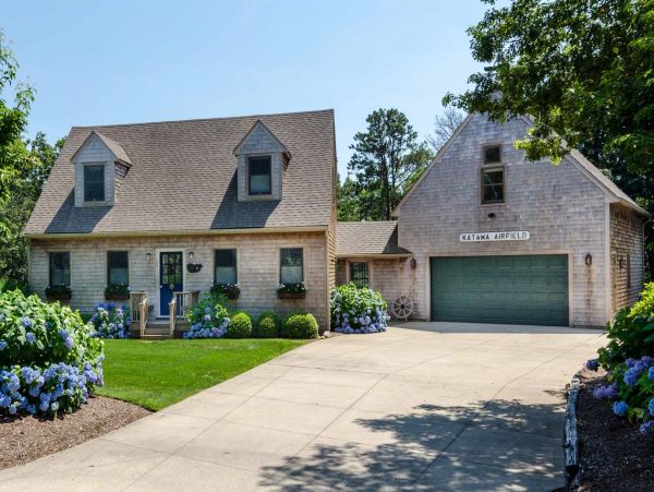 Cape Cod Home 994689