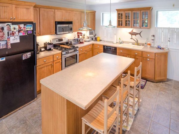 Cape Cod Home 994689