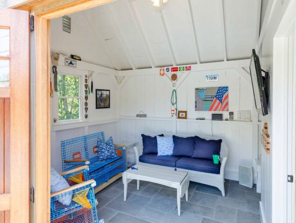 Cape Cod Home 994689