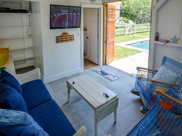 Cape Cod Home 994689