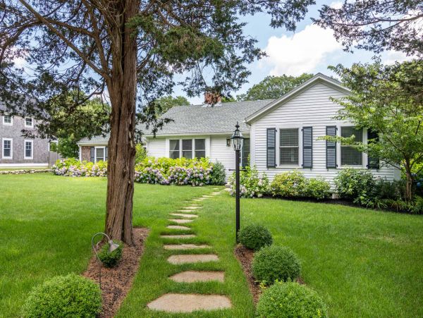 Cape Cod Home 994690