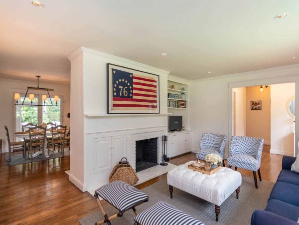 Cape Cod Home 994690