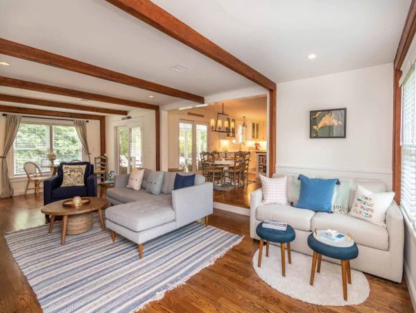 Cape Cod Home 994690