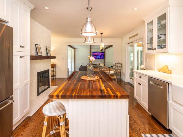 Cape Cod Home 994690