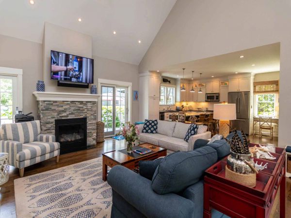 Cape Cod Home 994691
