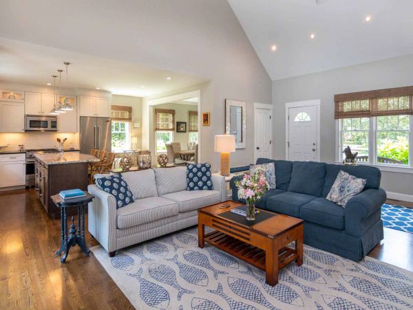 Cape Cod Home 994691