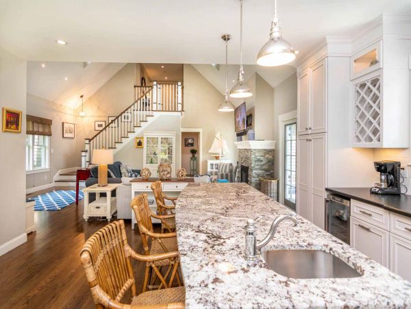 Cape Cod Home 994691