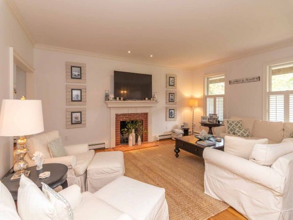 Cape Cod Home 994692