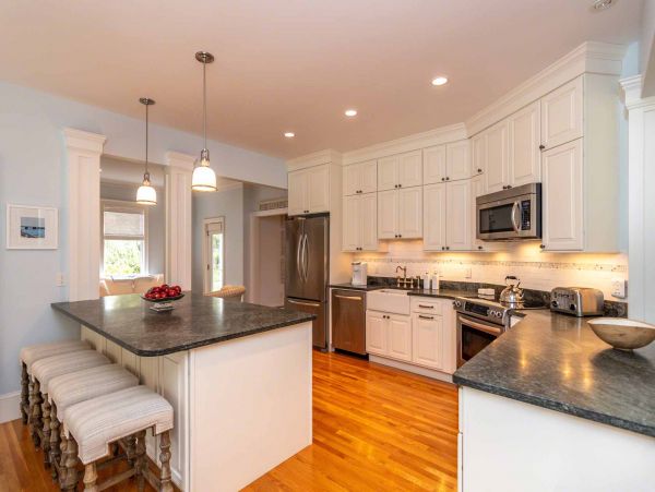 Cape Cod Home 994692