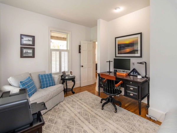 Cape Cod Home 994692