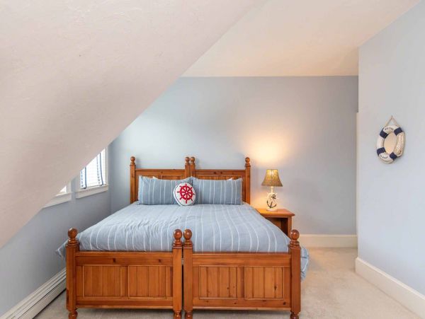 Cape Cod Home 994692
