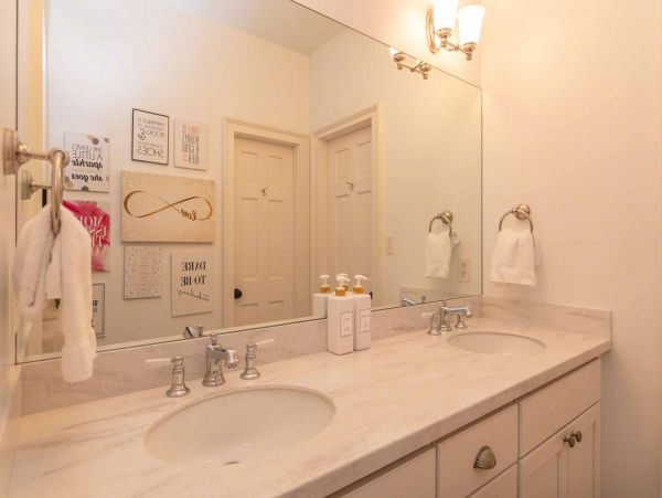 Cape Cod Home 994692