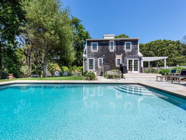 Cape Cod Home 994695
