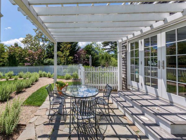 Cape Cod Home 994695