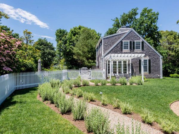 Cape Cod Home 994695