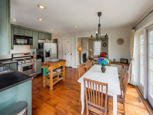 Cape Cod Home 994695