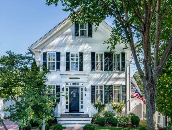 Cape Cod Home 994696