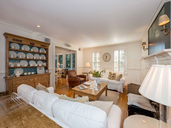 Cape Cod Home 994696
