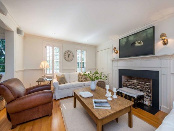 Cape Cod Home 994696