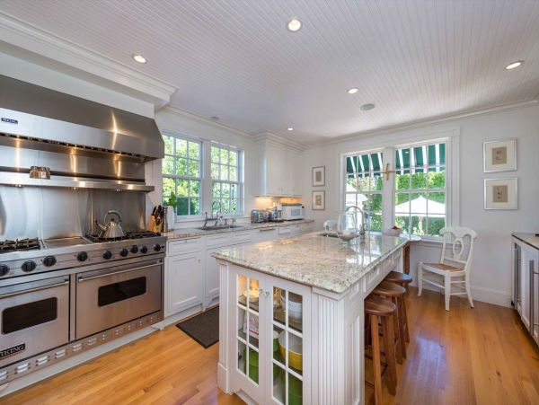 Cape Cod Home 994696