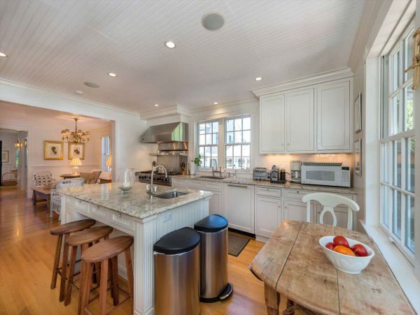 Cape Cod Home 994696