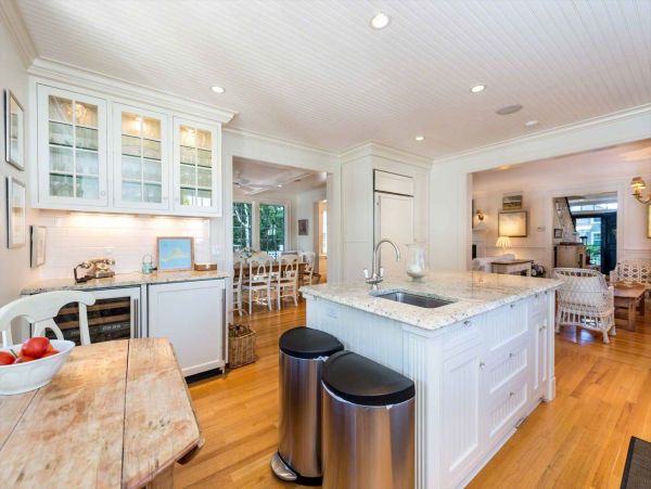 Cape Cod Home 994696