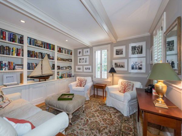 Cape Cod Home 994696