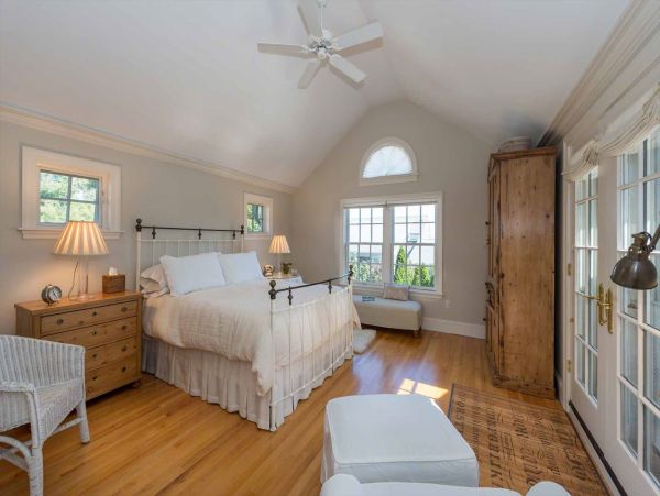 Cape Cod Home 994696
